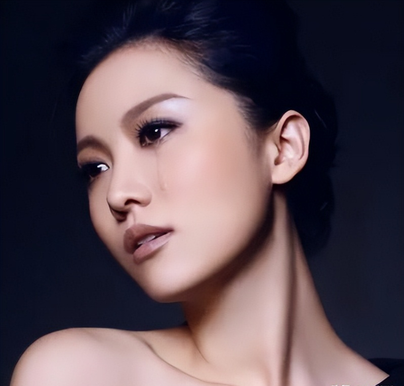 2015年，姚贝娜离世前，留下的最后一张照片，照片中的她躺在病床上，面容憔悴，看