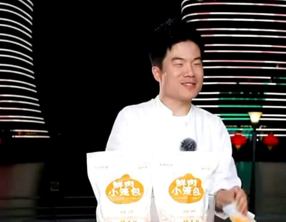 快被宇辉和马骞的对话笑s了，宇辉卖小笼包，马骞在镜头外说“我可以替大家尝一尝”，