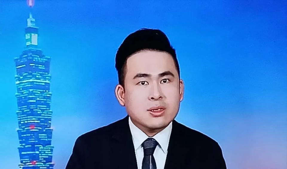 这位老师最帅！
第一次在《海峡两岸》看到这位嘉宾老师，就觉得他身上有一股正气，值
