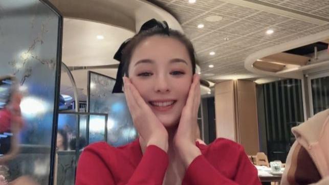 59岁郭富城陪岳母过母亲节，方媛被女儿亲吻，腰身圆润疑怀三胎