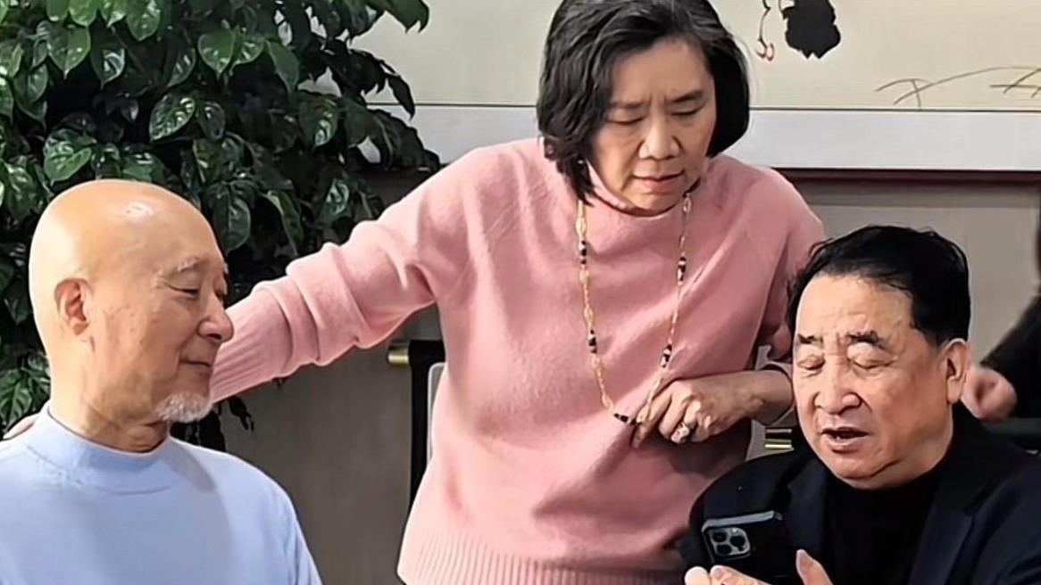 陈佩斯旧装看老友，轻抚朱时茂下巴尽显情谊，69岁殷秀梅优雅依旧