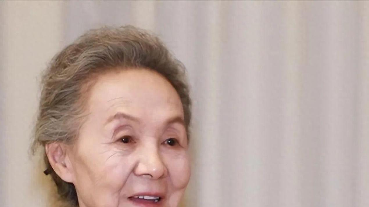 87岁吴彦姝现状，丈夫去世20年住在破房子，钱都在经纪人那里？