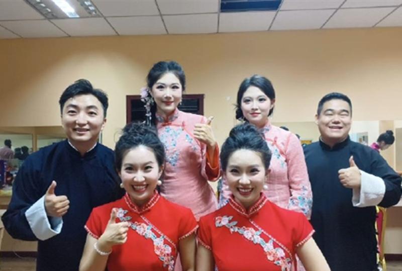鼓曲社汉沽站演出结束后，女演员晒出了各种漂亮的合影照。要不说，男孩子拍照意义大于
