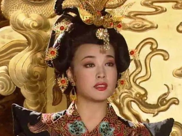 公元705年，82岁的武则天正在小鼾，突然杀声四起，紧接着看见太监跑进来说道：皇