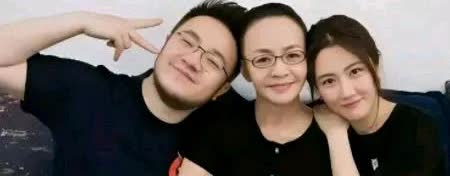 近日，宋丹丹孙子集体改姓宋的消息爆红热搜，引发网友广泛关注。这一举动不仅体现了家