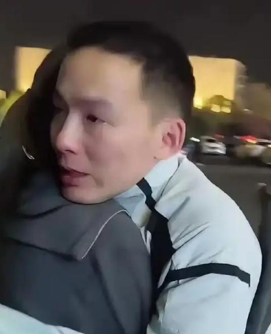 谢浩楠这小子真有两下子！
大妹要是早点学学弟弟的机灵劲，现在也不至于被网友追着吐