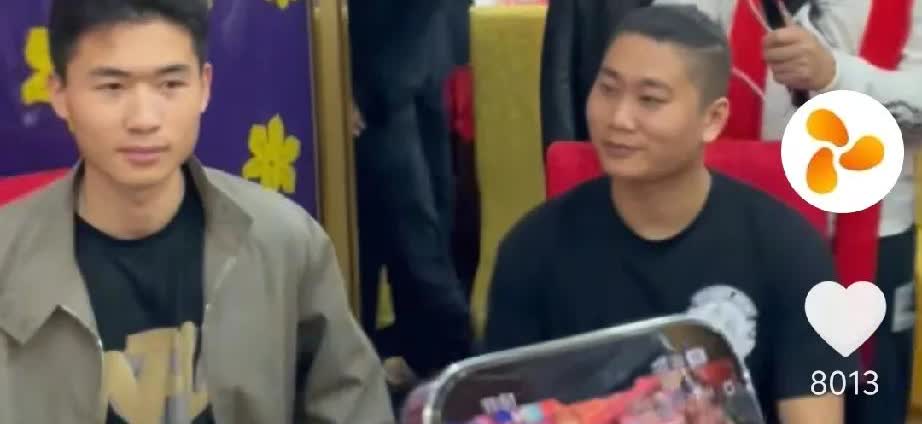 谢浩楠进场之前，两个战友就跟在身边，浩楠对战友的评价，我那俩兄弟特板正，这俩小伙