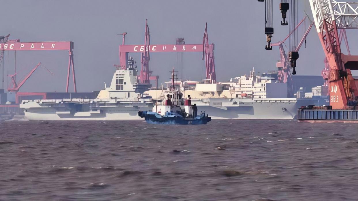 福建舰又有新成员，第七次海试出发前，甲板多了架从未见过的新机