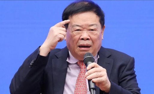 当年，曹德旺的女儿曹艳萍带男友叶舒回家见父母。曹德旺一见小伙子，坚决不同意。女儿