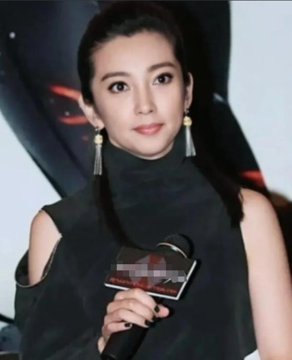 2009年，李冰冰开出12万月薪招保姆，其中一位保姆应聘，将菜里里外外洗了5、6