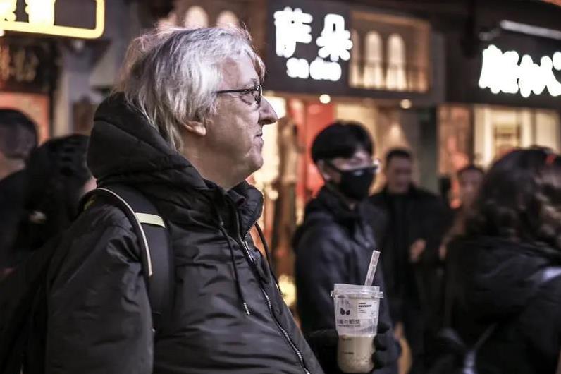 以不卑不亢的态度平视世界任何地方，崇洋媚外只会被外国人瞧不起，这与我国在经济上崛