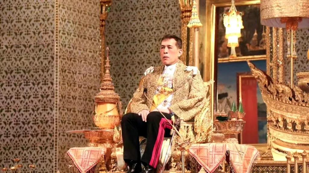 泰国王室宣布，因柬泰局势紧张，为国民安全计，泰国国王决定取消月底的生日庆典，并呼