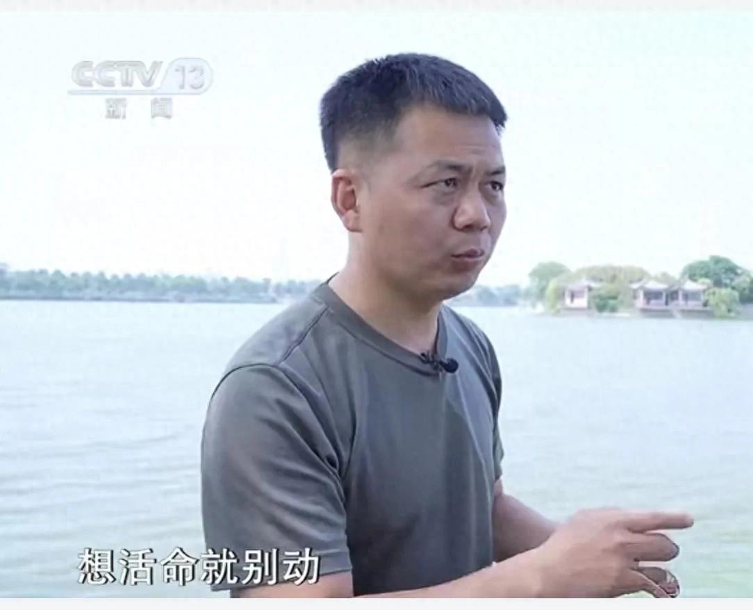 看到张伟跪拜母亲救最后一人画面让人潸然泪下，明知自己性命难保还去救人，这就是军人