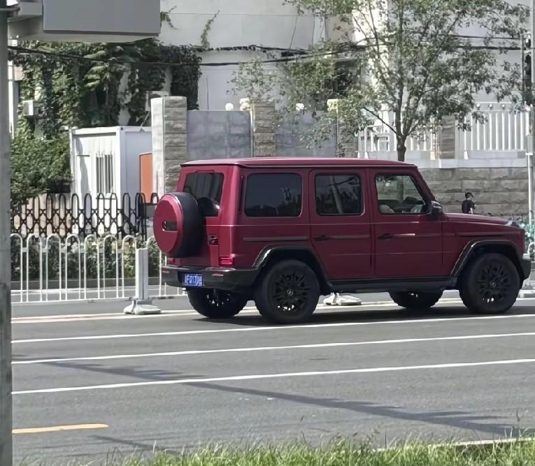 任女士上辈子一定是拯救了银河系！
还有好朋友“王妈妈”接送，楚钦这是太幸福了！[