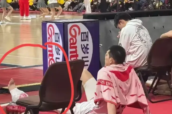山西男篮赢在了哪里？有人说是广东男篮的“拳王”任骏飞崴脚了！山西才能赢的！！确实