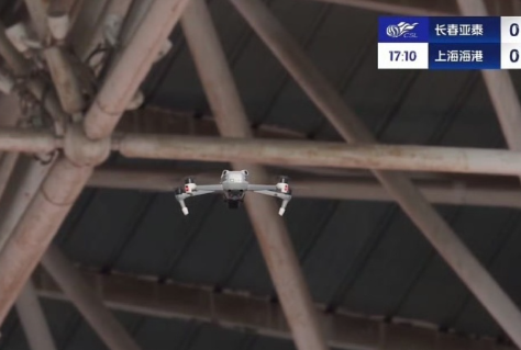 无人机侵入中超赛场，甘肃裁判杜健新只能暂停比赛。好在长春的特警有所准备，吓退飞手