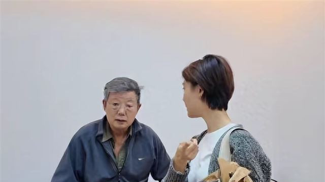 42岁车晓和朋友聚餐，吐槽量小没滋味嫌太贵，怀疑是自己年纪大了