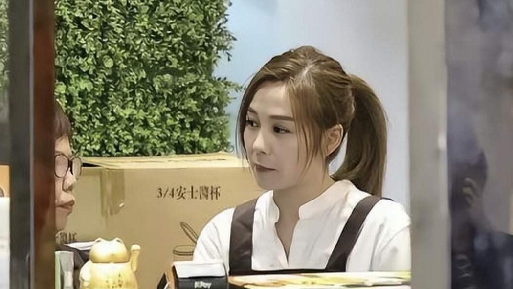 香港性感女星失业赚不到钱，在餐厅当服务生，后厨斩鸡毫不要面子！