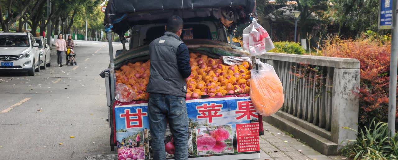 我就纳闷了，为啥在网上买甘肃苹果，买一家少一家，都没货了？
今天出去买菜，看到