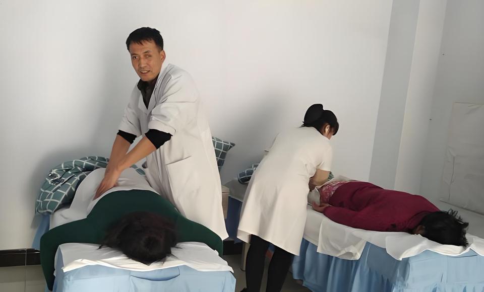 男子与朋友聚餐时，推杯换盏喝了不少酒，结束后到按摩店里接受按摩。不料在按摩途中，