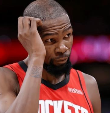 杜兰特发挥低迷！火箭险胜独行侠取得4连胜。NBA常规赛，火箭主场迎战独行侠，这场