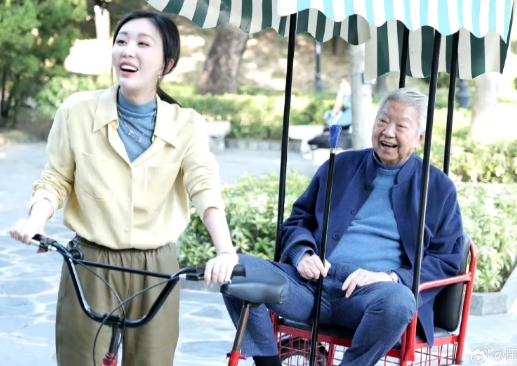 这是2022年王石老婆田朴珺和蔡澜一起参加节目拍摄的照片！