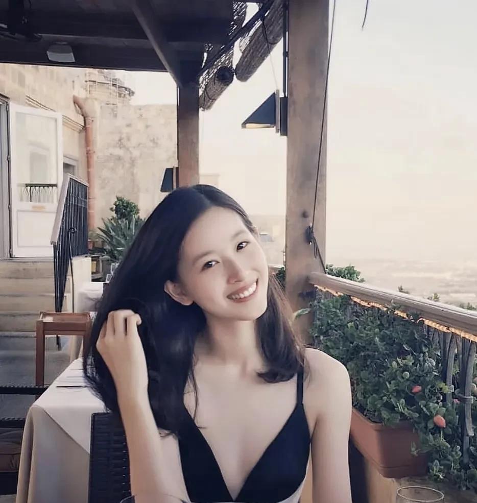 章泽天当年如果出道做明星的话，我相信她在内娱应该能混的还不错，反正二三线问题不大