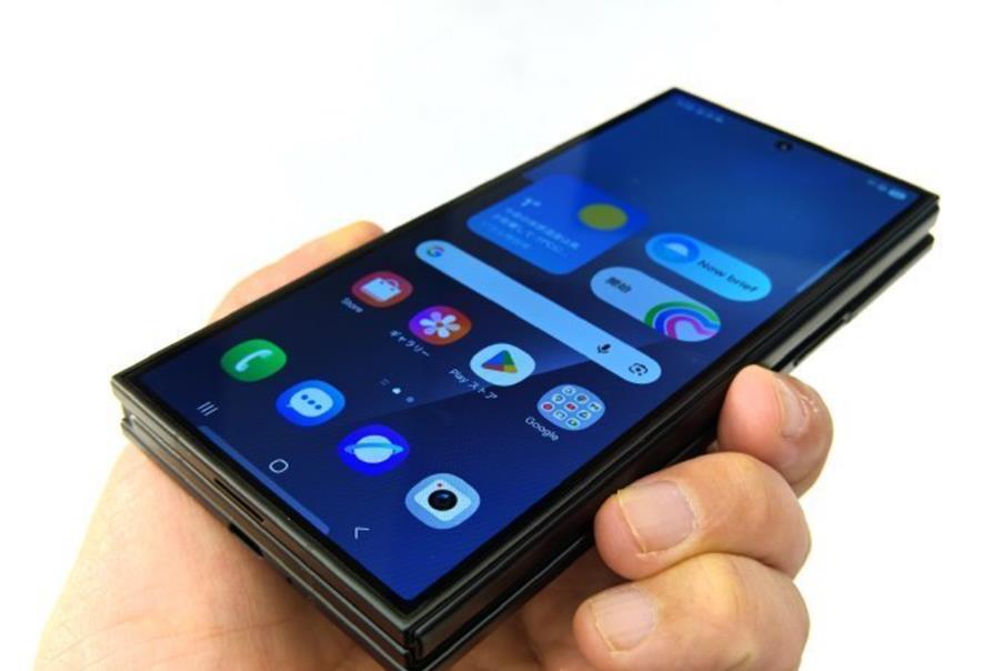 三星致敬华为，竟然搞出了个不伦不类的三折叠。别说三星落后华为好几年才搞出三折叠，