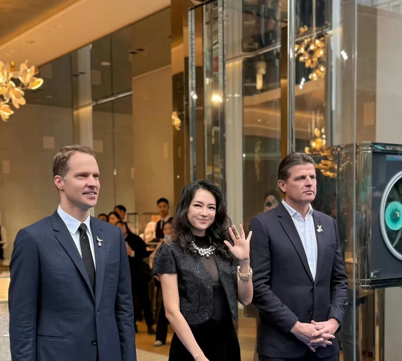 章子怡好一副“人前一套人后一套”的面孔，不愧是能在国际影坛有一席之地的女明星，真
