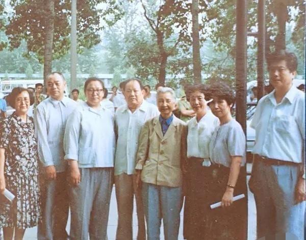 90年代的一天，在一场红色文化活动中，伟人的女儿李讷，与当年在毛主席身边工作的人