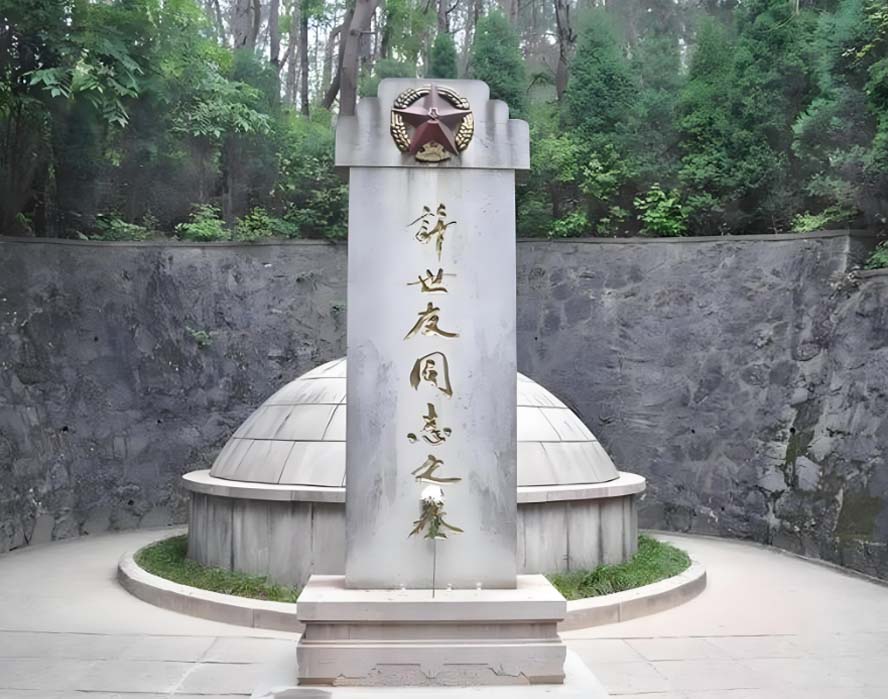 许世友的墓碑，原本想让武中奇写，为什么变成了范曾