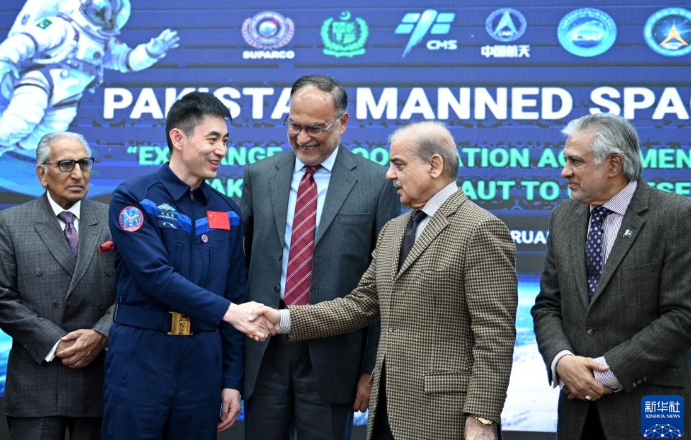 果然选择永远都要大于努力，一觉醒来，印度三哥的天又塌了！
当印度还在研究如何造太