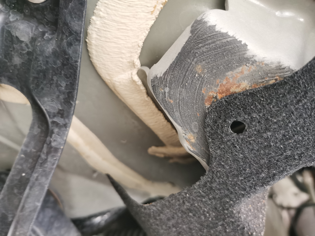 宋PLUSDMI底盘生锈
才开一个多月的车这些位置就生锈了，请问各位正常吗？该什