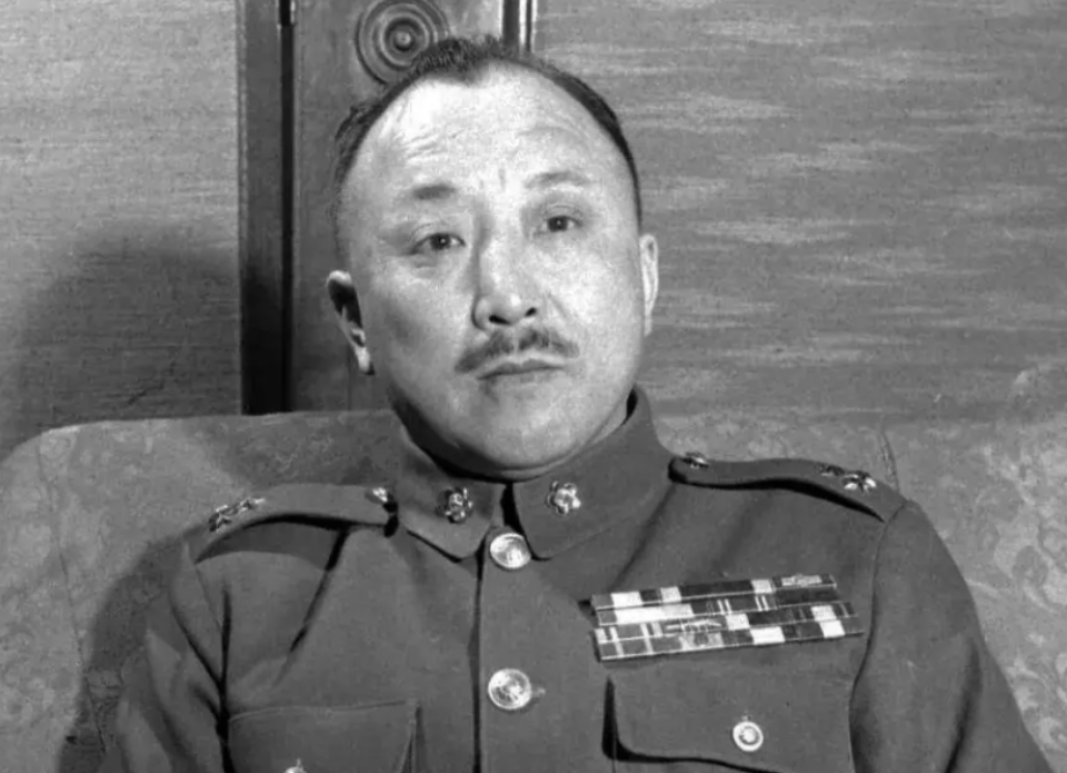 1948年11月26日，傅作义接到蒋介石的密电，让他将卫立煌押送南京处置。傅作义