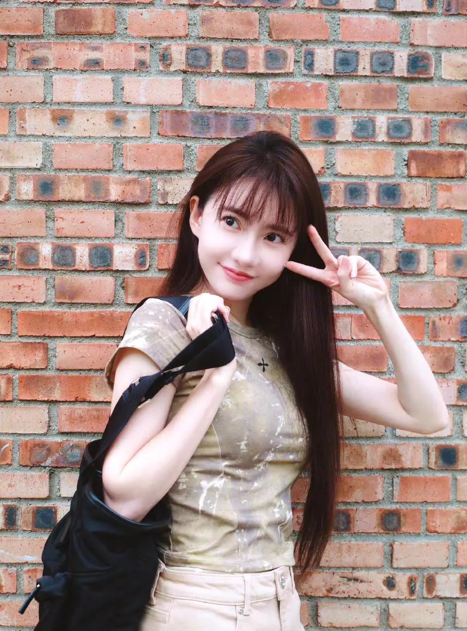 她这么纤细娇小，怎么胸却那么大！不愧是爱情公寓里的第一美女，打败胡一菲、唐悠悠、