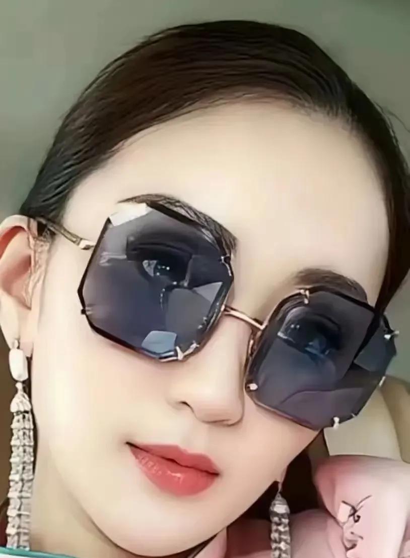 佩通坦让洪森重新认识了邻居。
他或许没料到，这位女性会如此出色。
之前，双方沟通