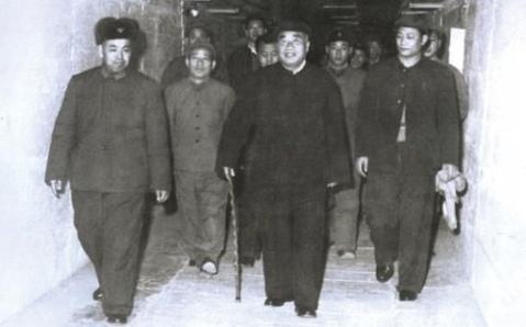 朱老总来南京军区视察，许世友司令员陪同。
