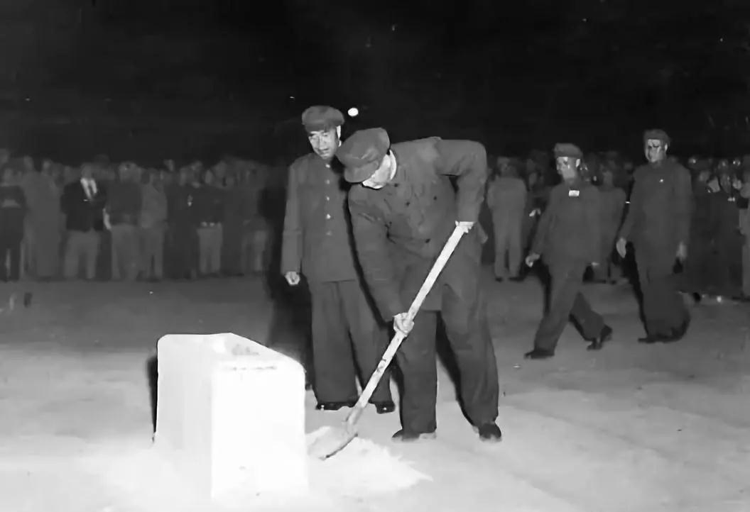 为什么毛主席不允许英雄纪念碑碑文中提及“中国共产党”？
1949年9月30日，傍