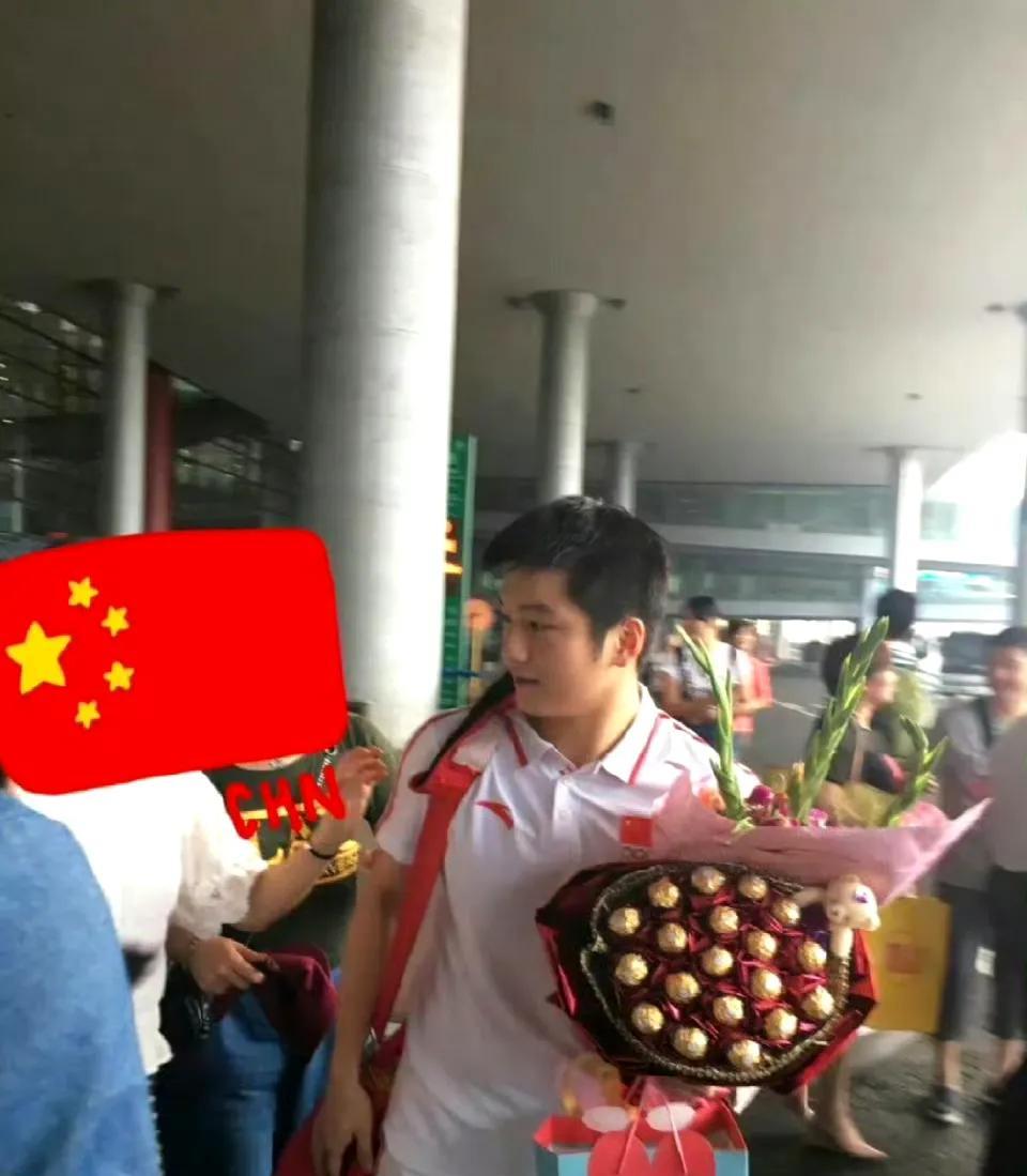 一早醒来，笑麻了
偶然在网上看到这两张照片
还得是东东，哪个运动员收到过草莓花 