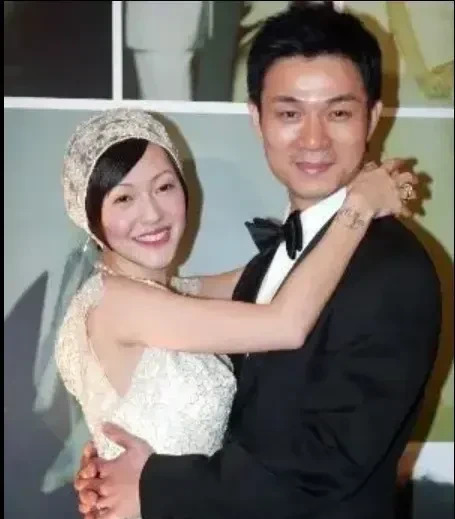 小S结婚礼服被吐槽太丑











天哪！小S的婚礼造型简直让人大跌眼