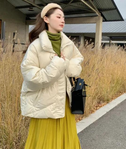 裙子外面套棉袄，都怪这鬼天气。
原来，有人说段子，裙子外面穿棉袄，三不像。
如今