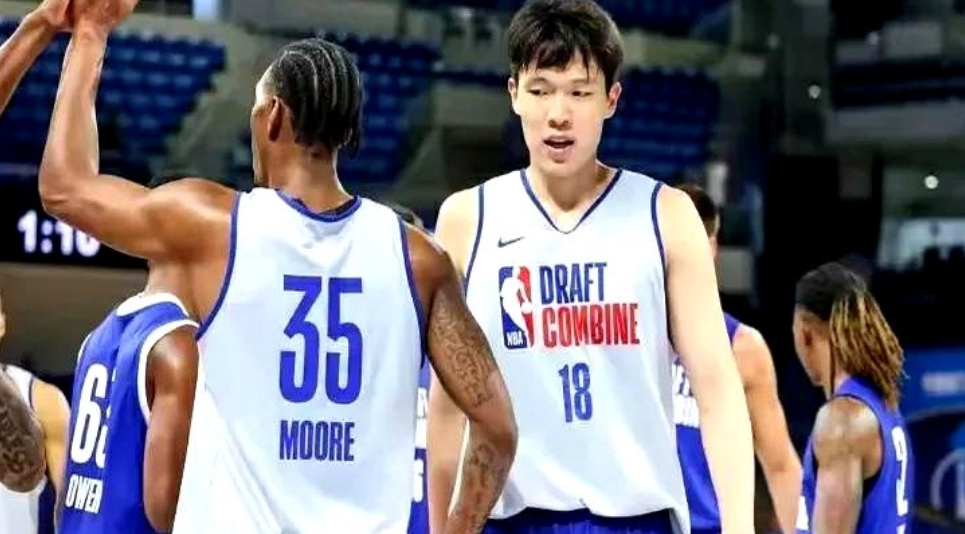 中国球员杨瀚森正式加盟NBA，年仅20岁，四年总薪酬达到2139万美元，相当于在