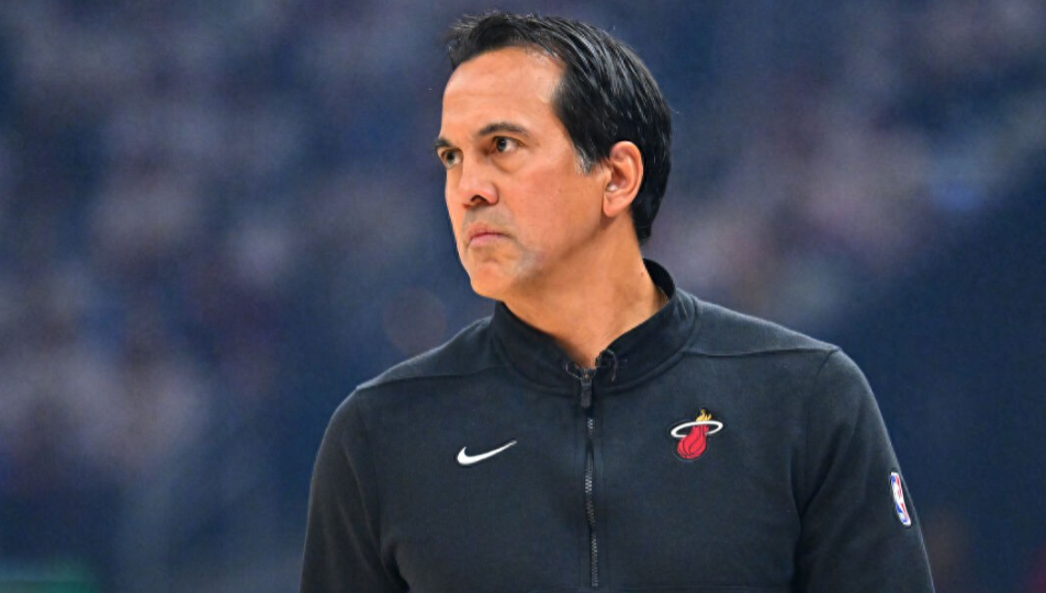据ESPN名记沙姆斯-查拉尼亚报道，消息人士透露，美国男篮预计将聘请热火主帅埃里