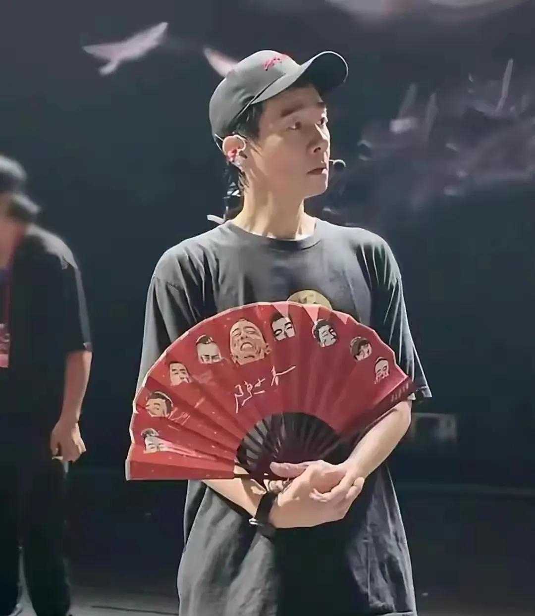 “山鸡哥”陈小春现在这模样，大家还认得出来吗？今年才57岁的他，难掩岁月风尘在他