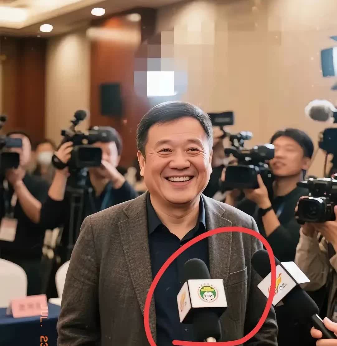 中国足协这回是真坐不住了吧？
听说比亚迪那笔7500万的赞助黄了，
谈判桌上