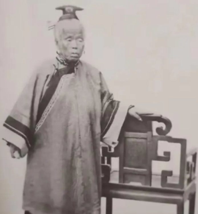 1868年，45岁的李鸿章看到母亲露在轿帘外的脚，忙低声让她把脚往回收收。没想到