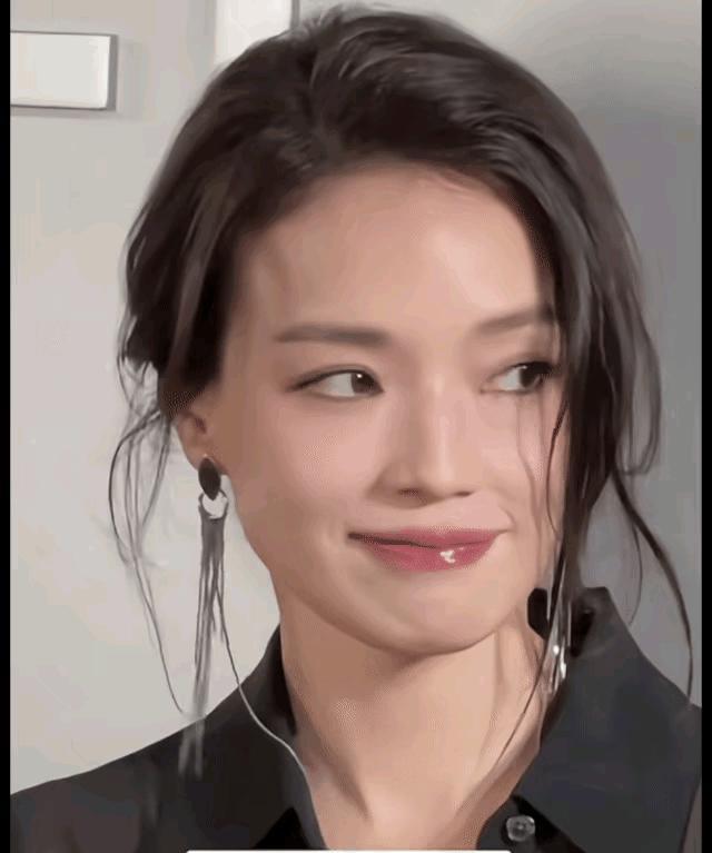 舒淇这颜值简直太抗打了，她怎么越老越漂亮呢！
舒淇单看五官都不是特别漂亮，但组合