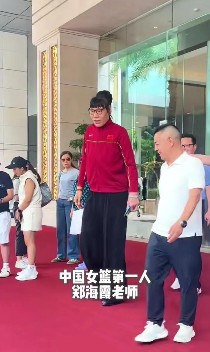 7月19日，身高2米06的中国女篮名宿郑海霞也去试乘尊界S800了，体验过后十分
