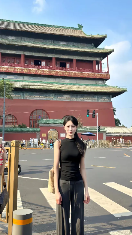 为什么女孩子裤子上的两个带子都不系一下，是有什么寓意吗？
