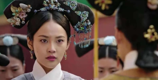 如何评价《如懿传》中的颖妃这一角色？

一个坐着小船出场的部落嫔妃。 顶着一张小